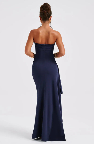 Schulterfreies Maxikleid mit gedrehtem Ausschnitt